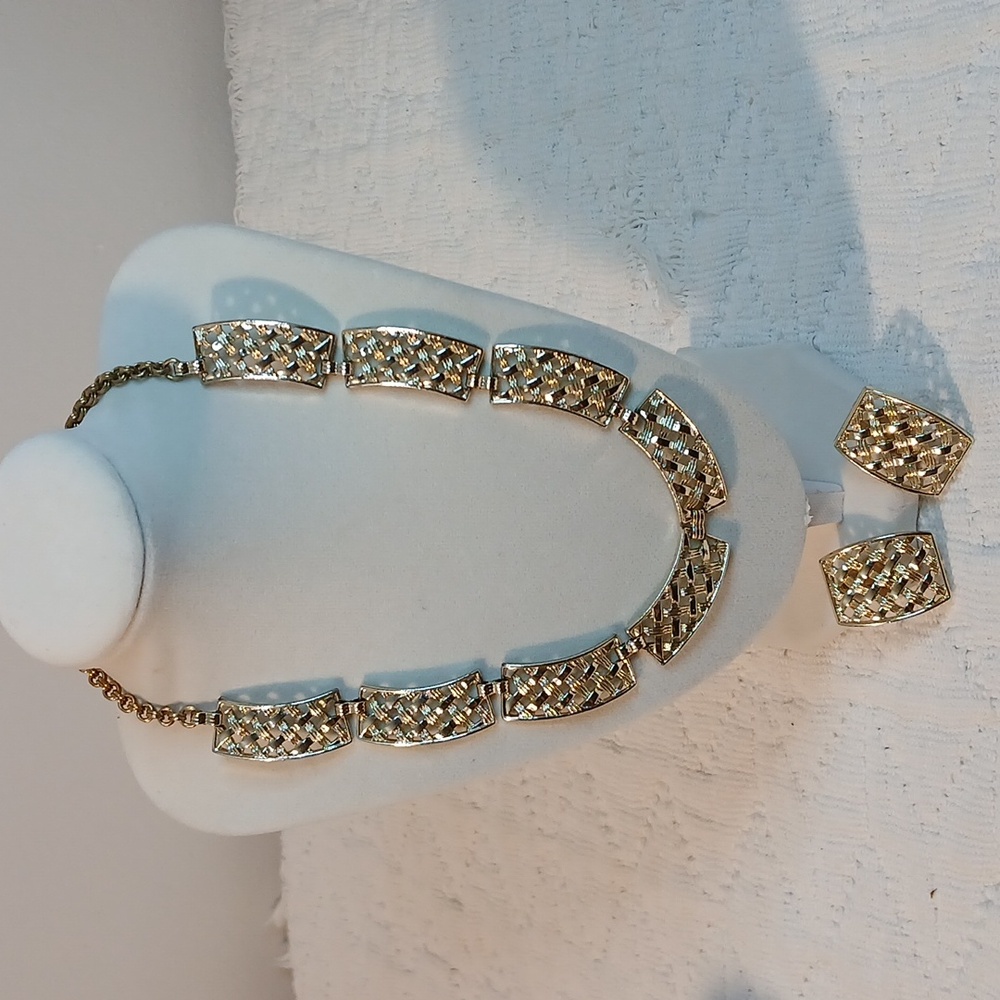 Sarah Coventry Vintage Elegant Gold Tone L Necklace Set